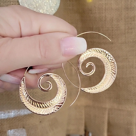 Threader Style Bold Leaf Hoop Earrings - Picture 4 of 7